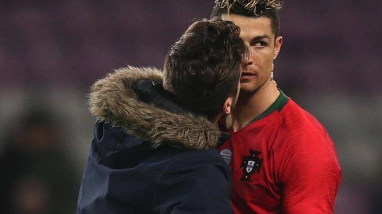 Momento en que el hincha le roba el beso a Cristiano Ronaldo. 