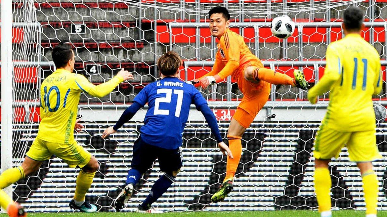 El guardameta de la selección japonesa de fútbol Eiji Kawashima despeja el balón.