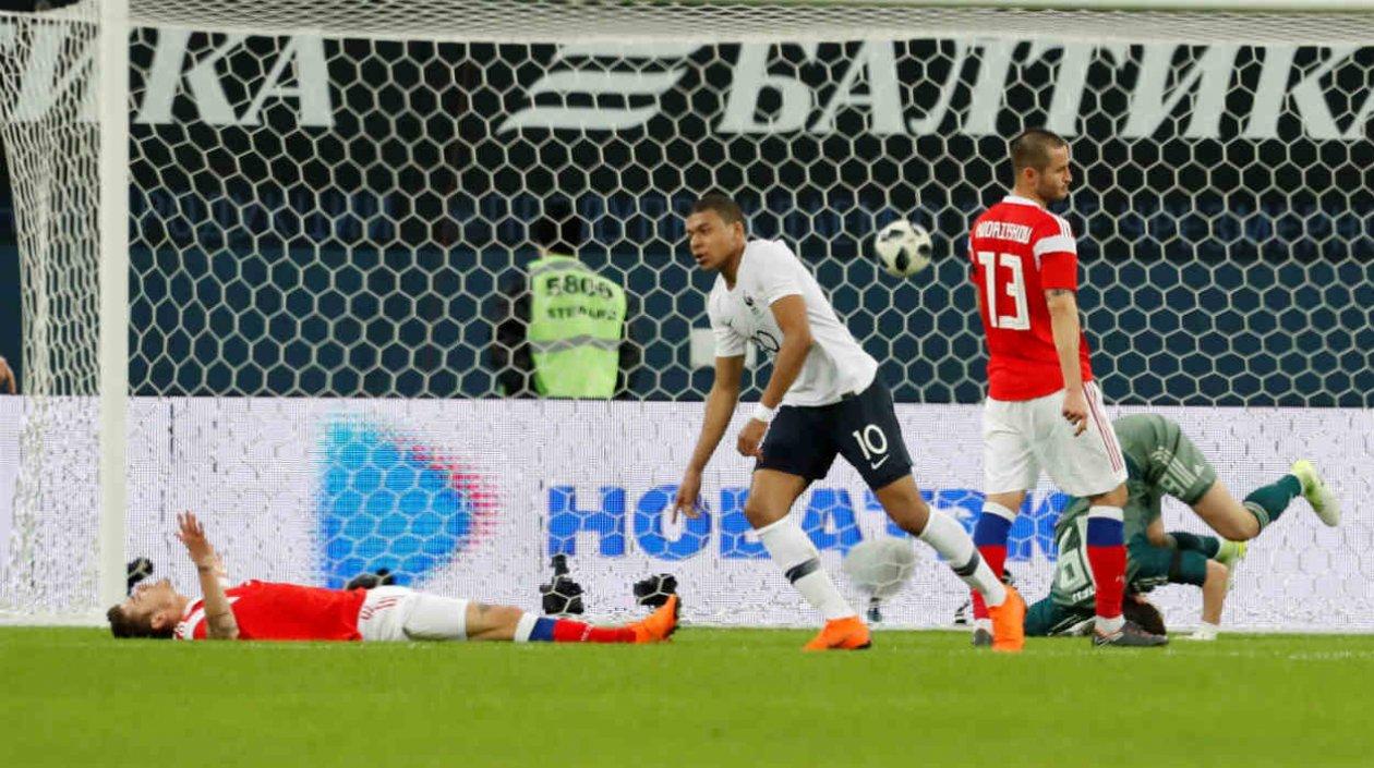 El jugador francés Kylian Mbappe (c) celebra el gol conseguido ante Rusia.