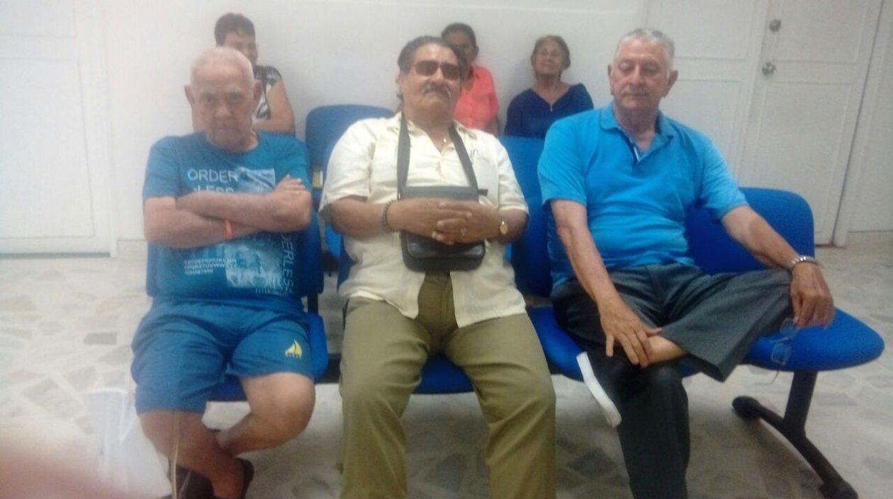 A la izquierda un paciente con sonda que no fue atendido.