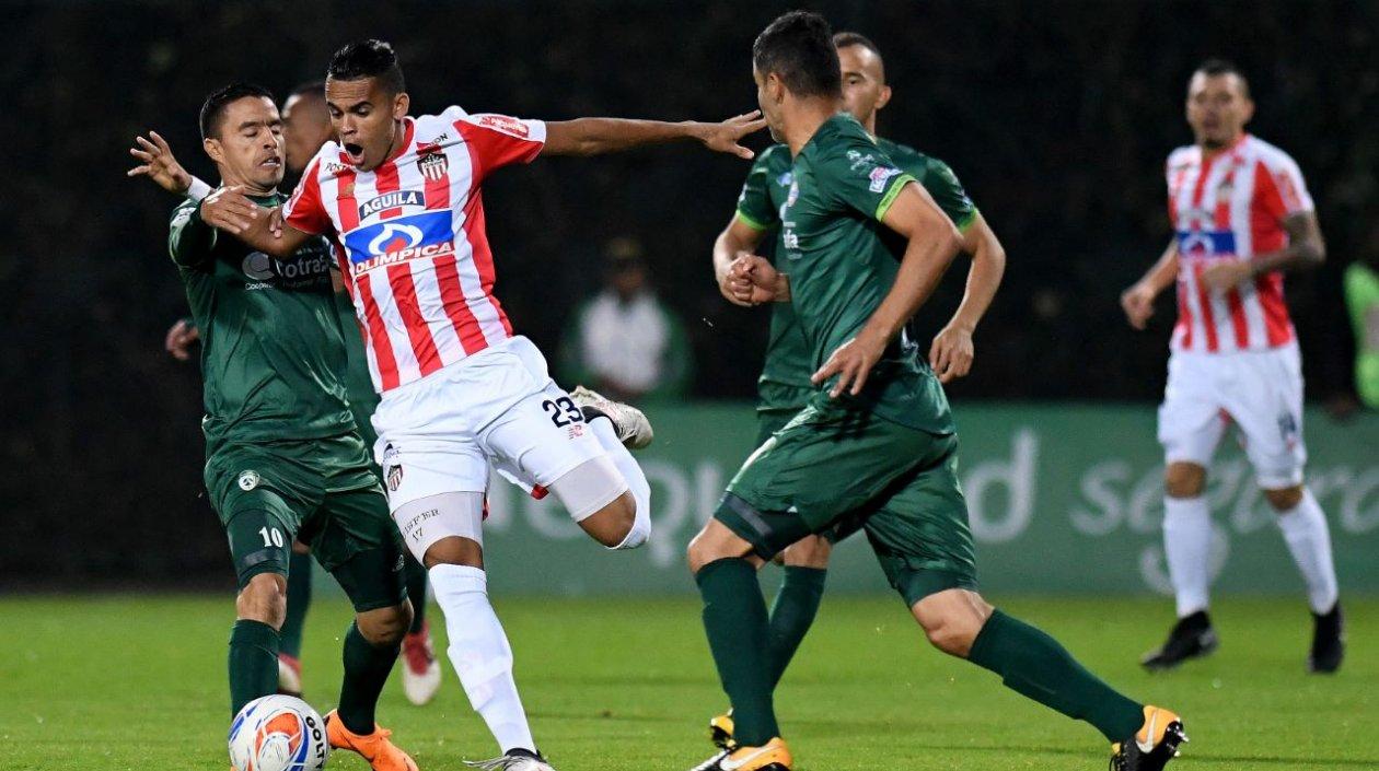 Luis Díaz intenta ingresar al área de Equidad frente a la marca de varios rivales.