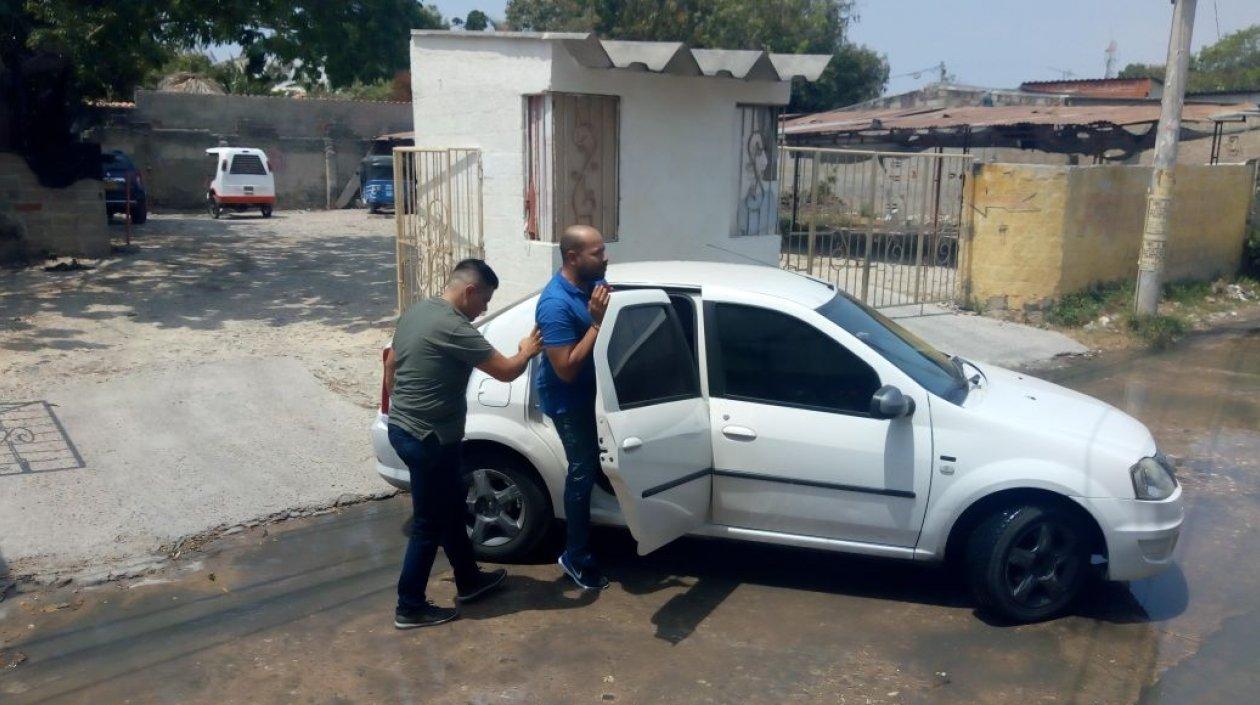 Marlon José Carrillo Borja saliendo de los juzgados. 