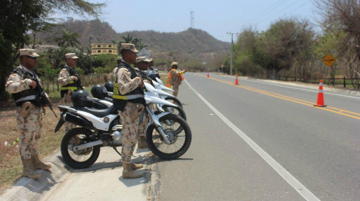 Soldados custodiando las vías de la Región Caribe.