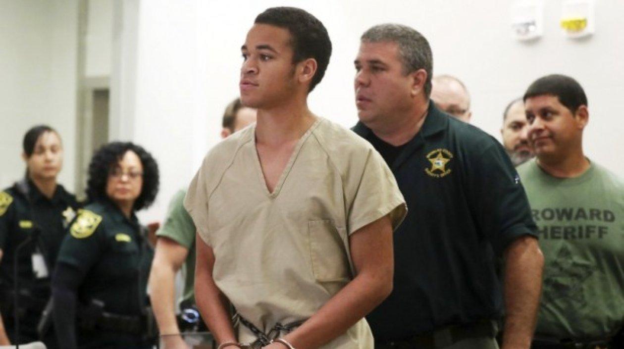 Zachary Cruz ingresando a la audiencia.