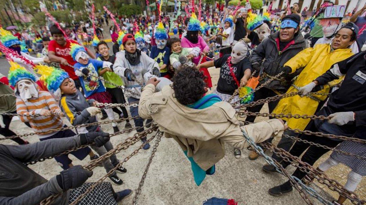Jóvenes participan en la procesión de "Los Encadenados" en Nicaragua.