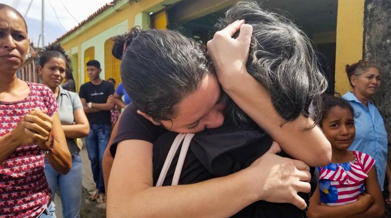Familiares de presos del centro de reclusión de la Comandancia General de la Policía de Carabobo participan en el velatorio de sus parientes.