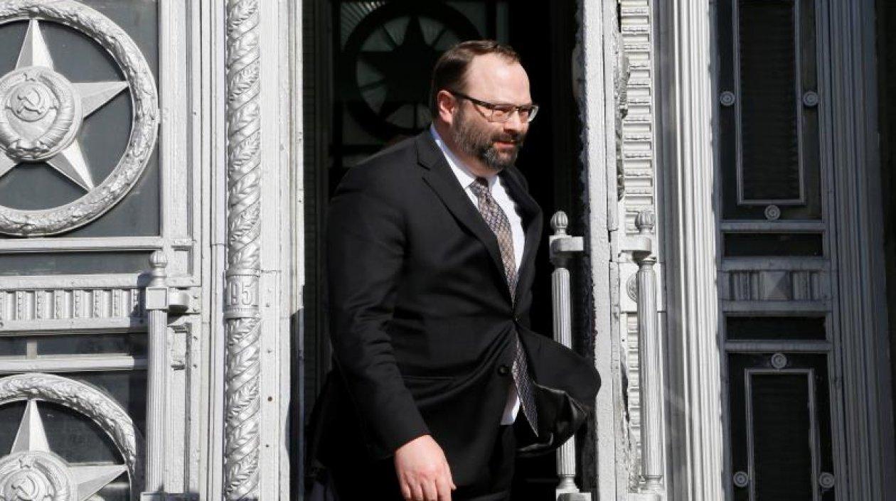 El embajador canadiense en Rusia, John R. Kur (c), sale del Ministerio de Asuntos Exteriores ruso en Moscú.