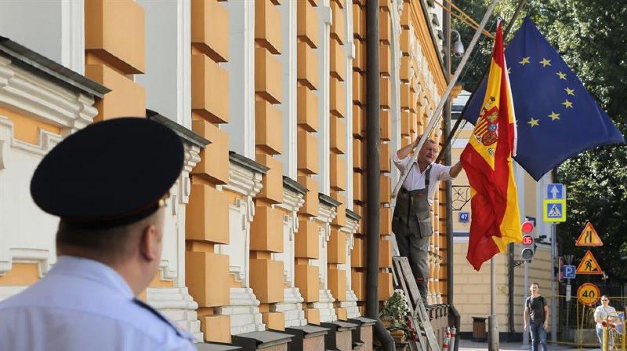Un policía ruso monta guardia frente a la embajada española en Moscú. 