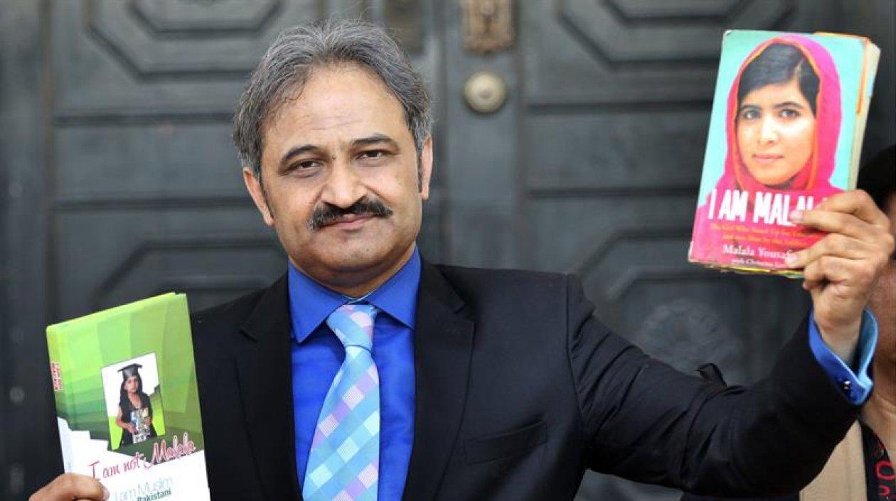 El presidente de la Federación de Colegios Privados de Pakistán, Mirza Kashif Ali, muestra un par de libros, uno de ellos escrito por la Premio Nobel de la Paz, Malala Yousafzai.