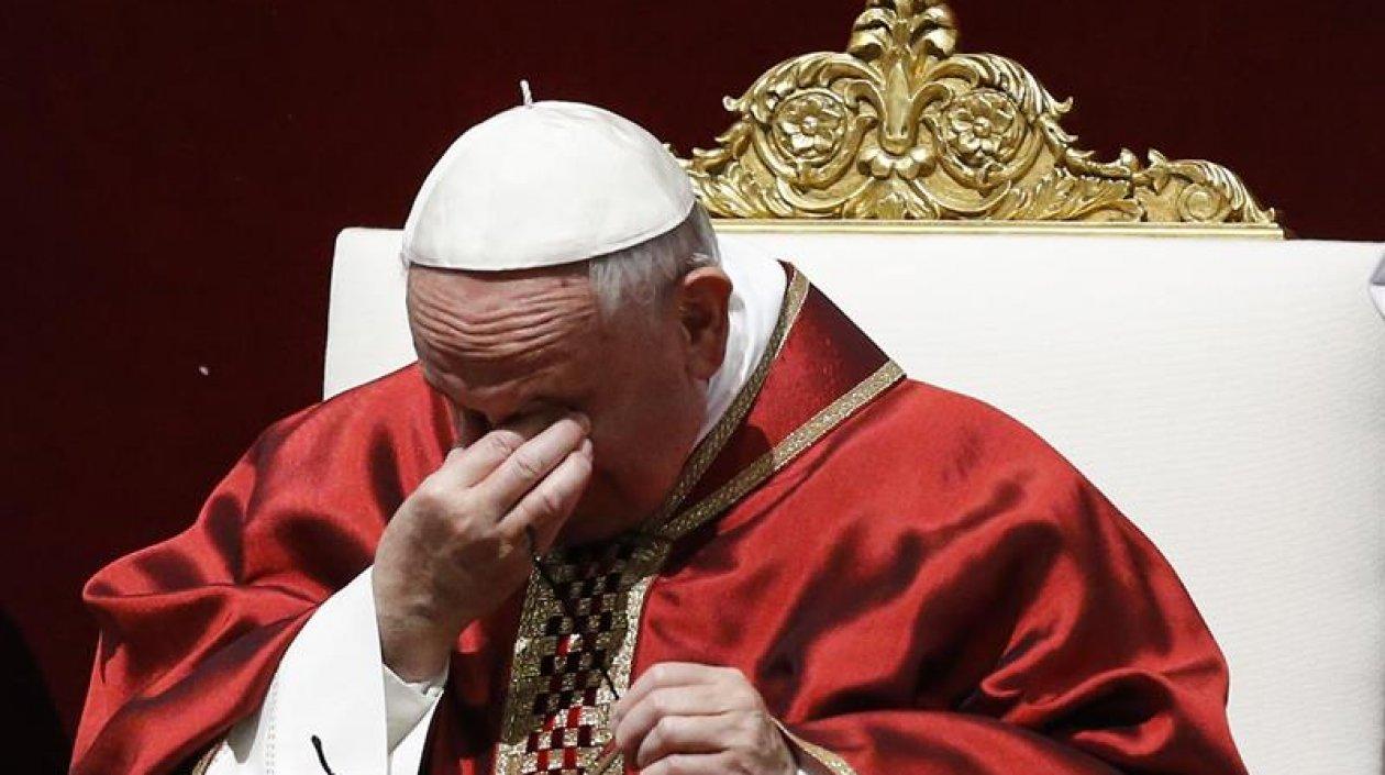 El papa Francisco preside los ritos del Viernes Santo durante la ceremonia de la Pasión del Señor en la basílica de San Pedro.