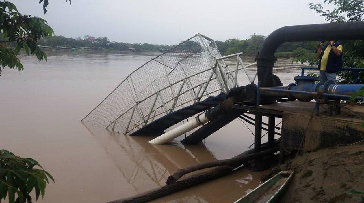 La creciente súbita del río Arauca terminó hundiendo la barcaza donde estaban las bombas sumergibles.