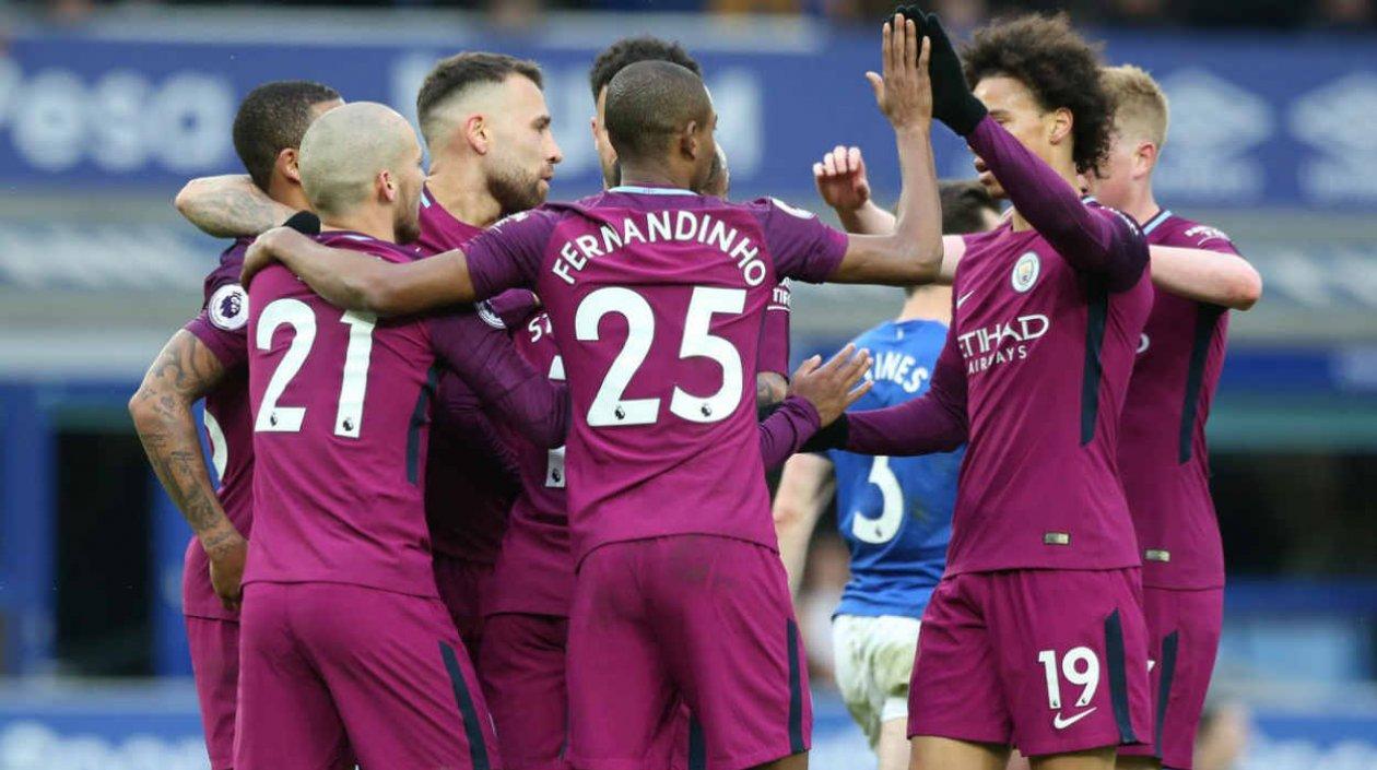 Jugadores del Manchester City celebran una de las anotaciones. 