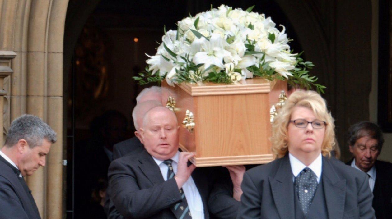 El féretro de roble con los restos de Hawking fue cubierto con un ramo de lirios blancos.