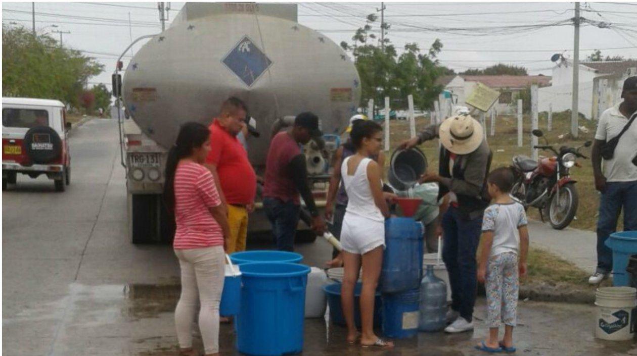 Carrotanques llevan el agua a Villa Olímpica.