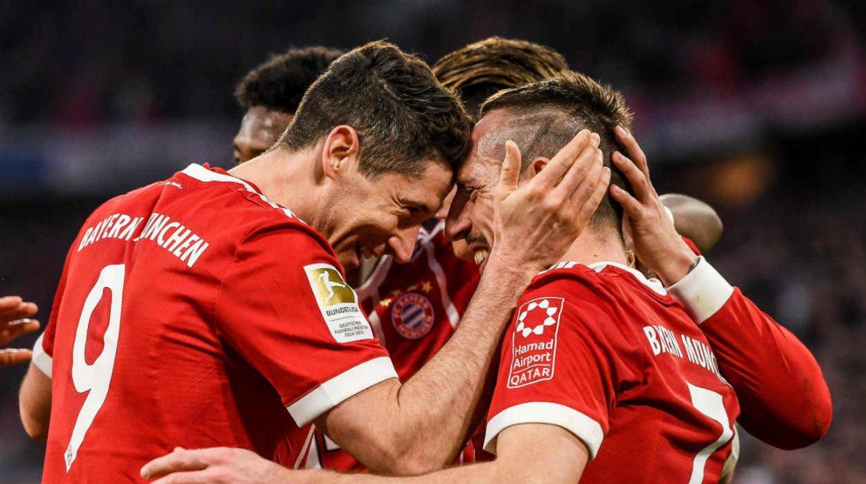 Jugadores del Bayern celebran por la victoria. 