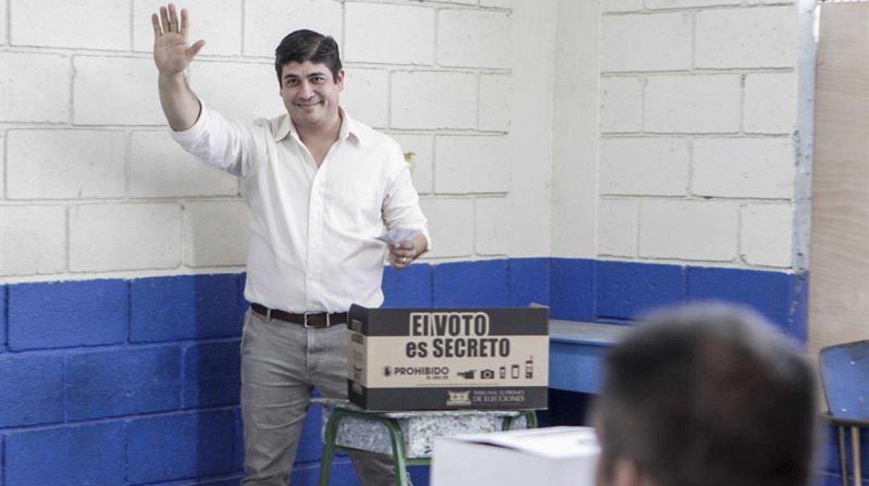 El Presidente electo Carlos Alvarado, luego de ejercer su derecho al voto.