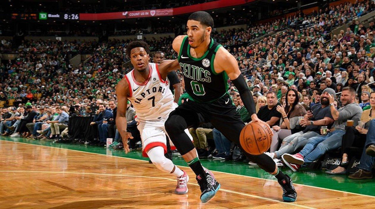 Acción del juego entre Celtics y Raptors. 