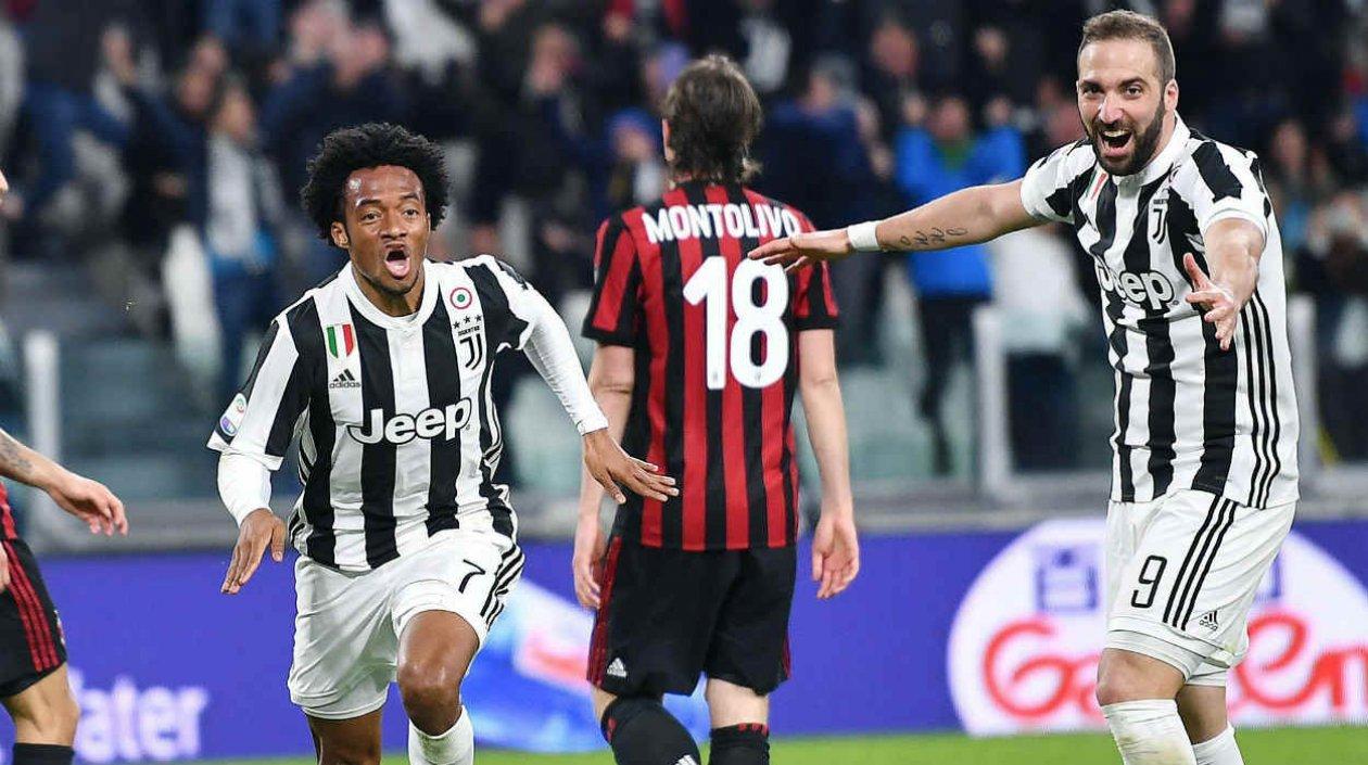 Juan Guillermo Cuadrado celebra un gol con Gonzalo Higuaín. 