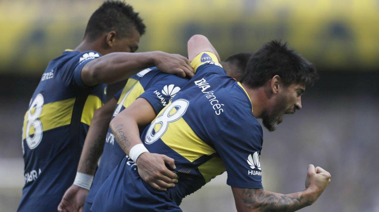 Pablo Pérez festeja con Pavón y Fabra el gol de la victoria. 