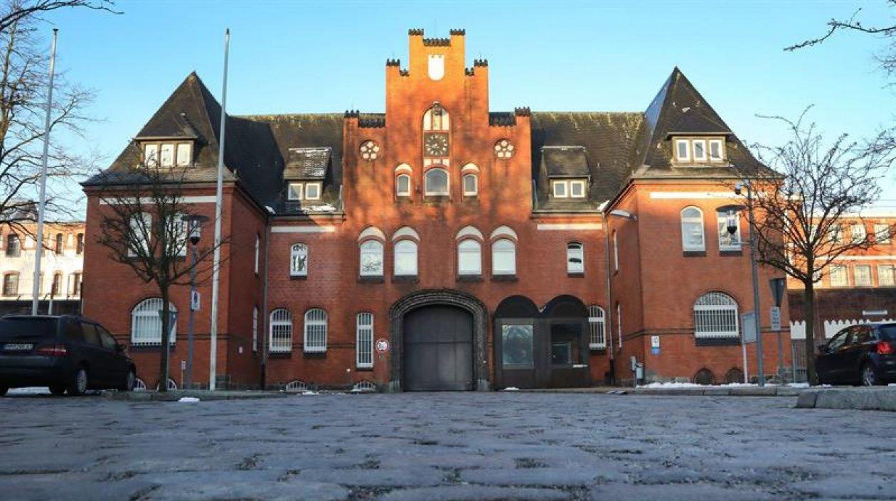 Fachada principal de la prisión de Neumünster (Alemania).