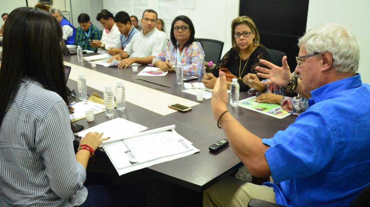 El alcalde Joao Herrera en reunión con su equipo de colaboradores.