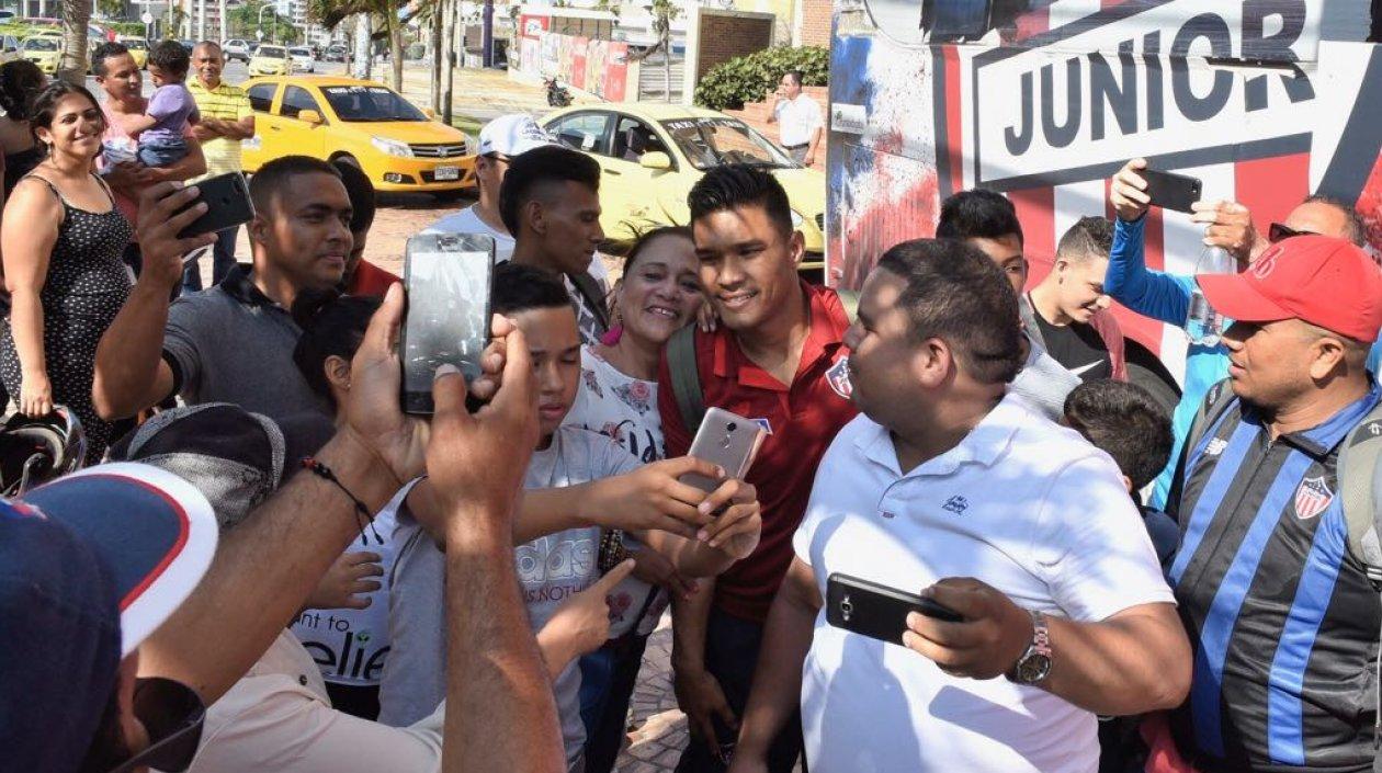 Teófilo Gutiérrez a la salida de Junior rumbo a Buenos Aires.