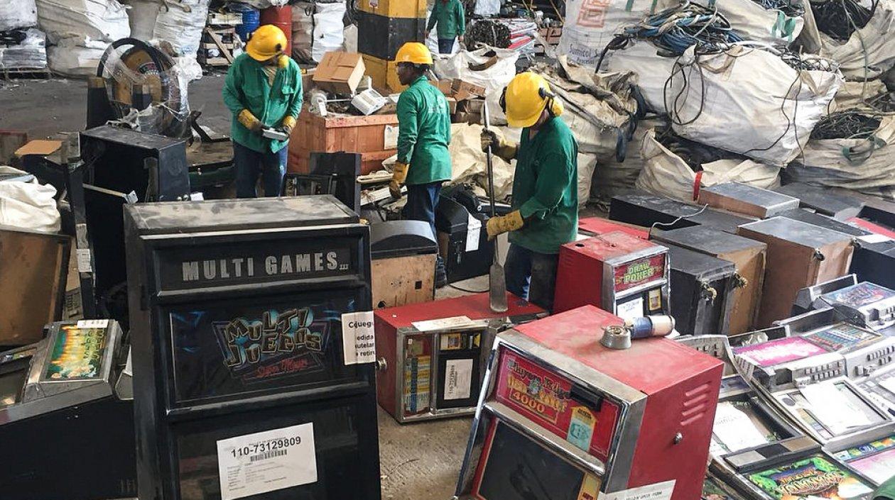 Así destruyó Coljuegos las máquinas tragamonedas que evadían recursos para la salud.