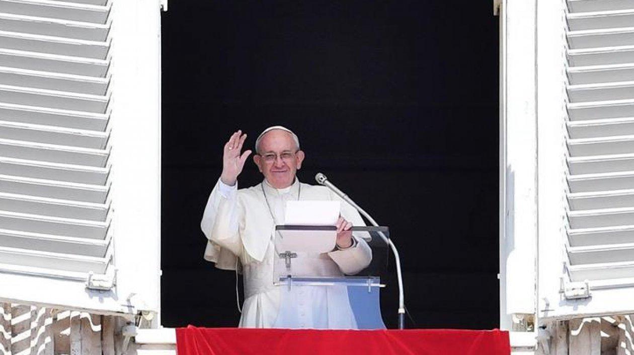 Papa Francisco bendice a los fieles en el rezo del Regina Coeli.