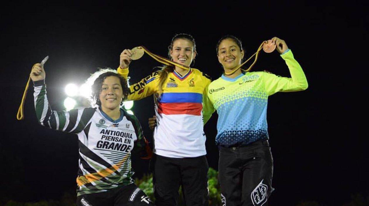 Gabriela Bolle con la camiseta de campeona nacional junior. 