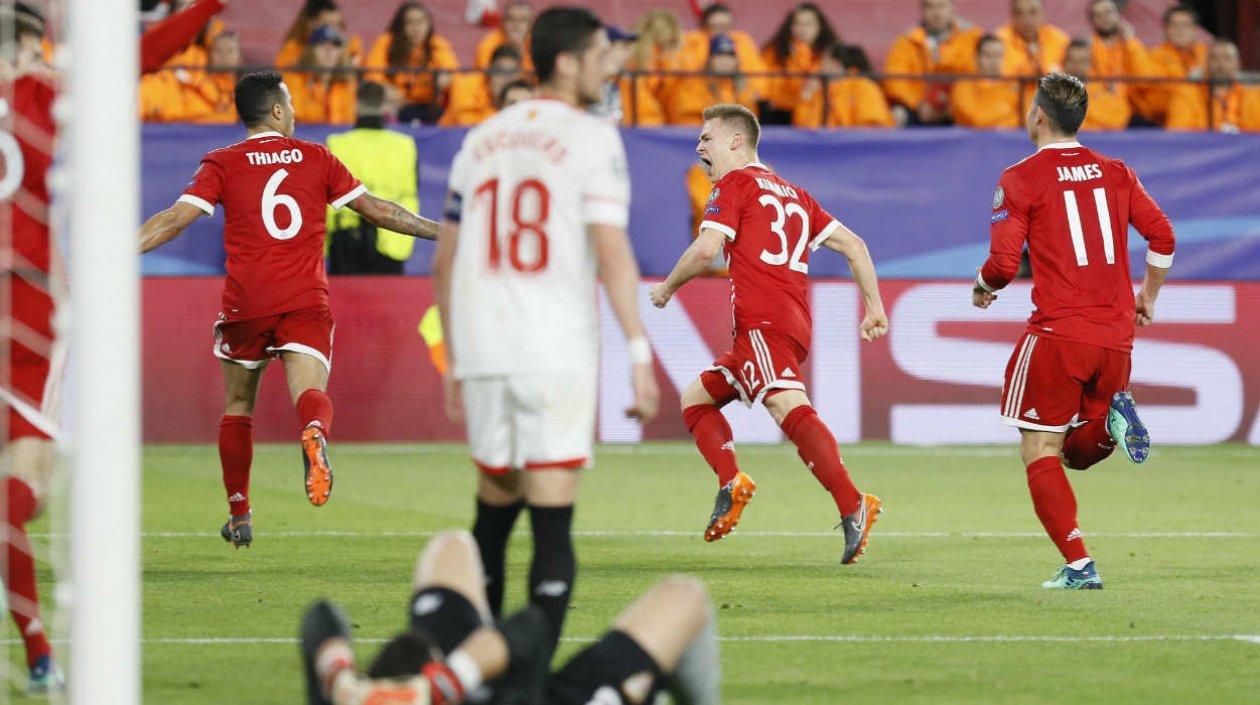 Jugadores del Bayern celebran el gol del triunfo. 