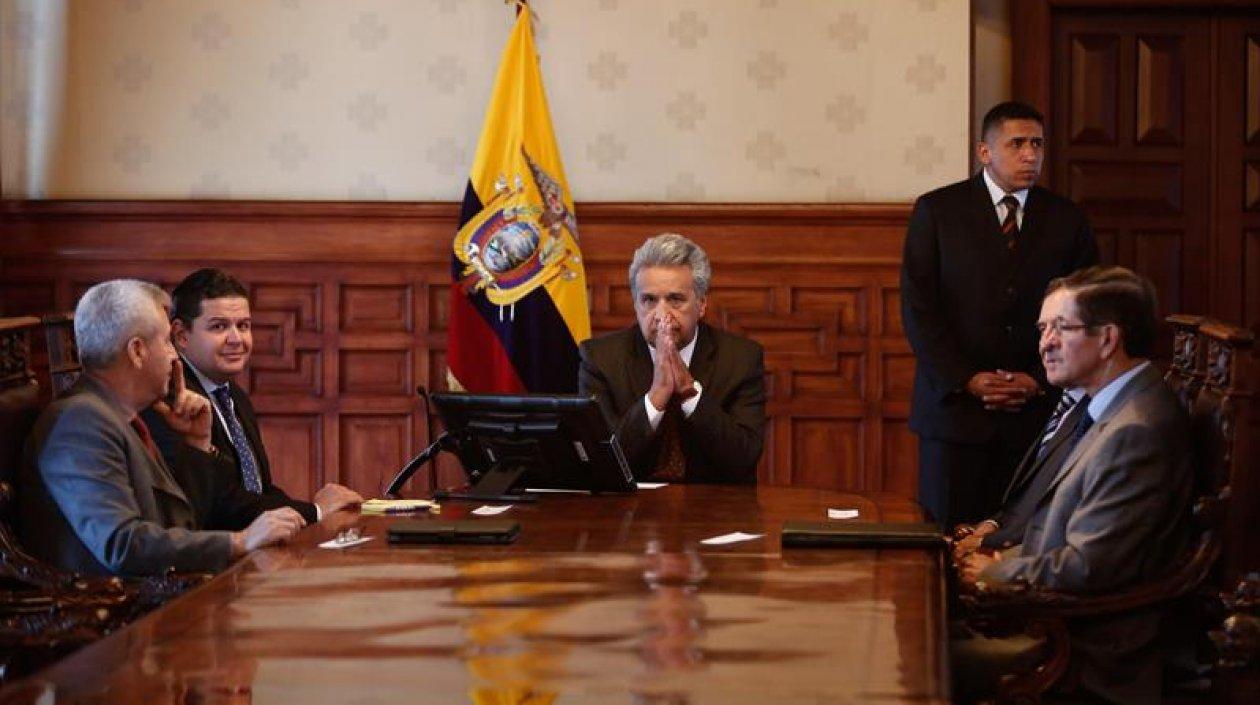 El presidente de Ecuador, Lenín Moreno junto a sus asesores de seguridad.