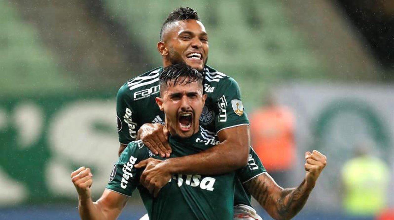 Miguel Borja celebrando con Thiago Martins.