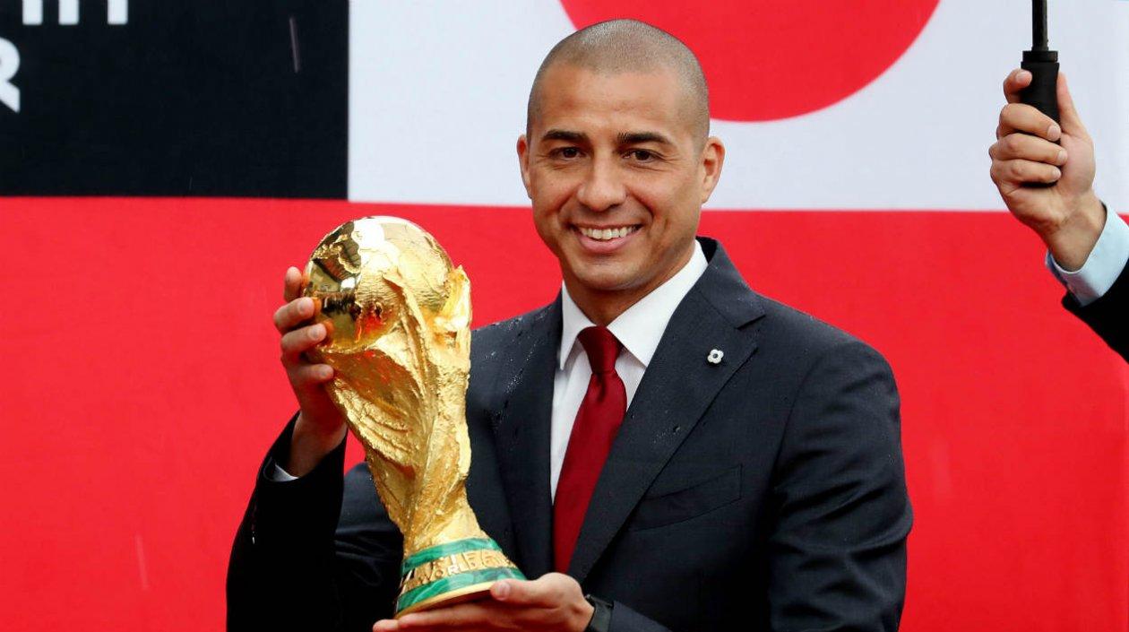 El jugador franco-argentino David Trezeguet presenta el trofeo del Mundial de Fútbol de la FIFA, en Bogotá. 
