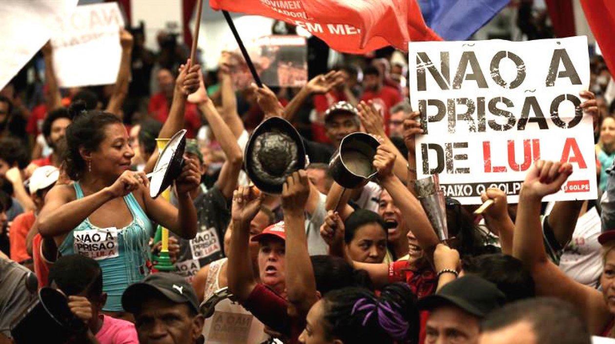 Simpatizantes respaldando al expresidente Luiz Inácio Lula da Silva.