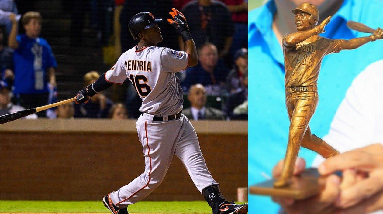 Comparación entre el swing de Édgar Rentería y su estatua. 
