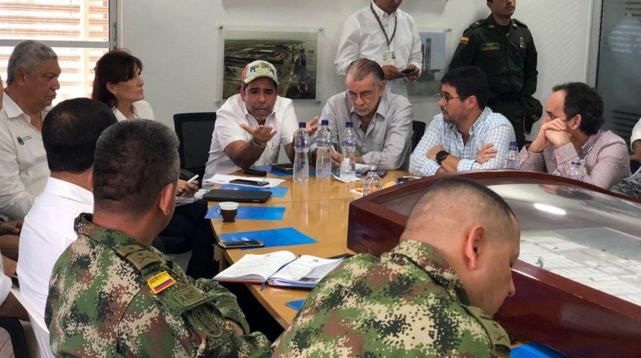 El Alcalde Alejandro Char junto a los Gobernadores del Magdalena y Atlántico, Rosa Cotes y Eduardo Verano; los secretarios de Gobierno, Clemente Fajardo y Guillermo Polo; y las Fuerzas Militares.