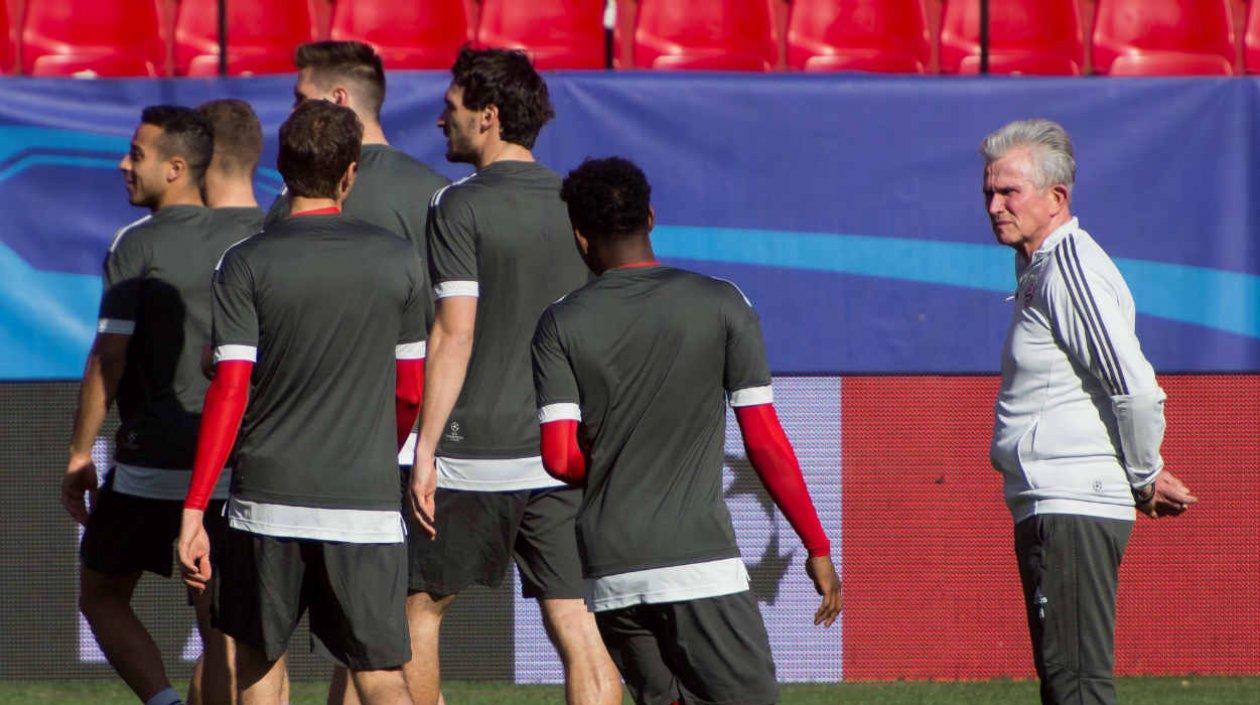  El entrenador del Bayern de Munich, Jupp Heynckes, observa a sus jugadores.