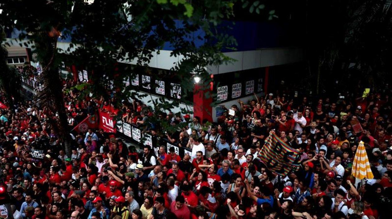 Simpatizantes del expresidente brasileño Luiz Inácio Lula da Silva se manifiestan en el sindicato de los metalúrgicos.