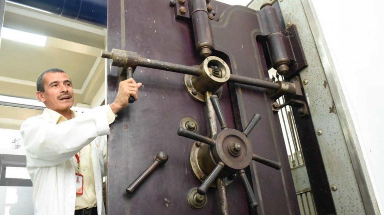 Elkin Núñez Cabarcas al lado de la centenaria puerta que dio origen a la 'Puerta de Oro' de Colombia.