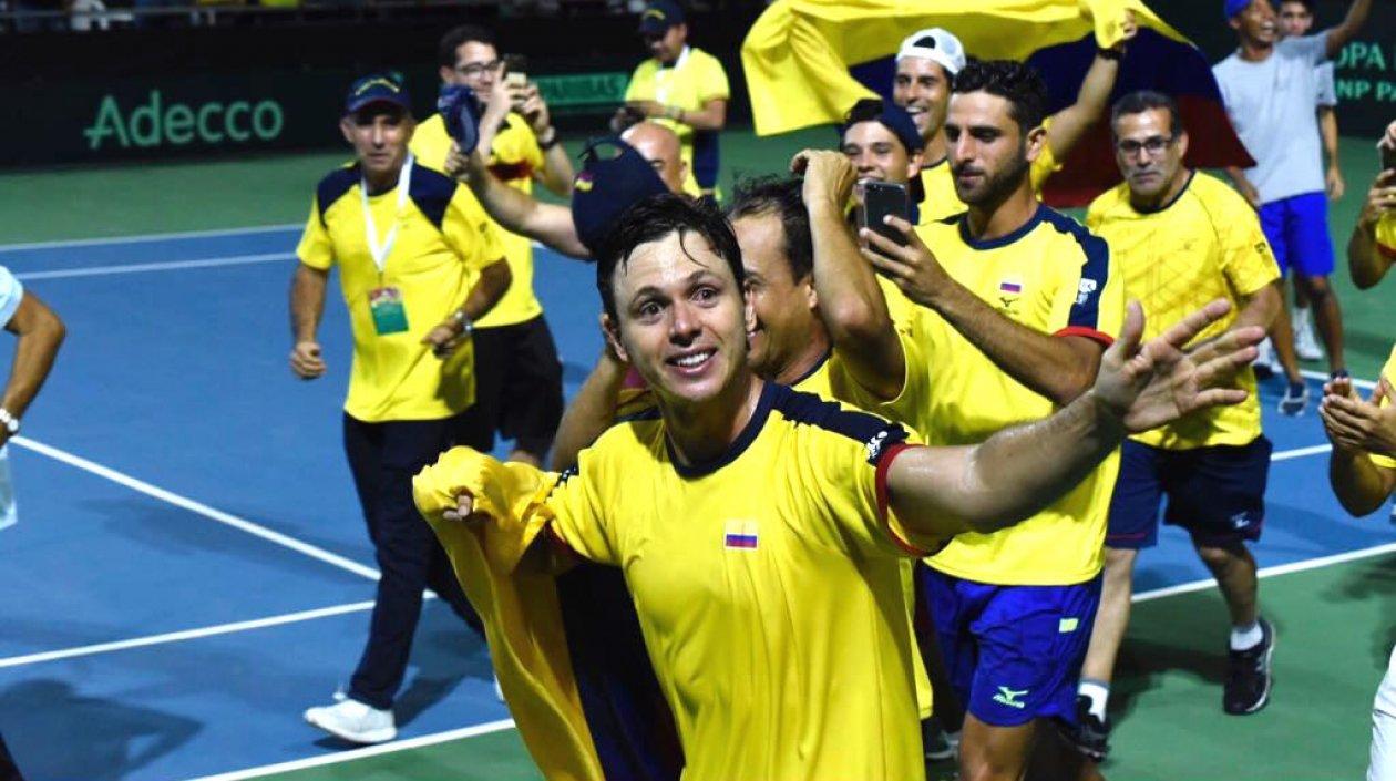 Alejandro González, festejando el triunfo con la delegación colombiana.