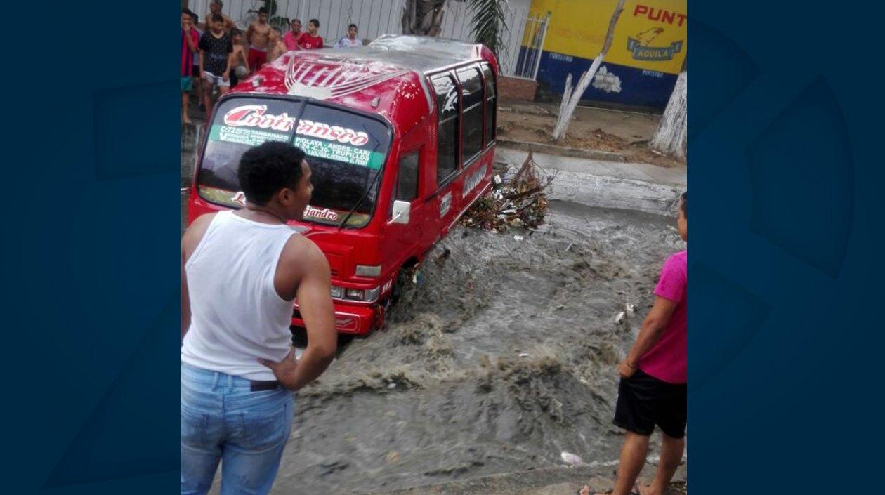 La buseta que fue arrastrada por el arroyo.