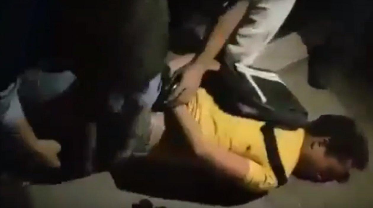 Momento en que el presunto secuestrador fue neutralizado por las autoridades.