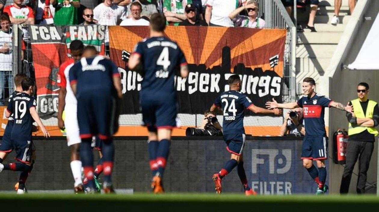 El colombiano celebrando su gol con sus compañeros.