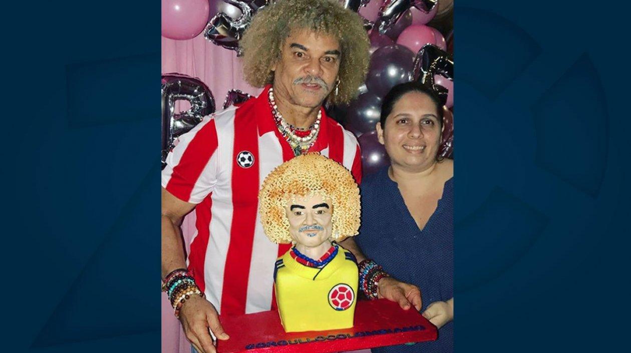 El exfutbolista Carlos Valderrama con el pudín.