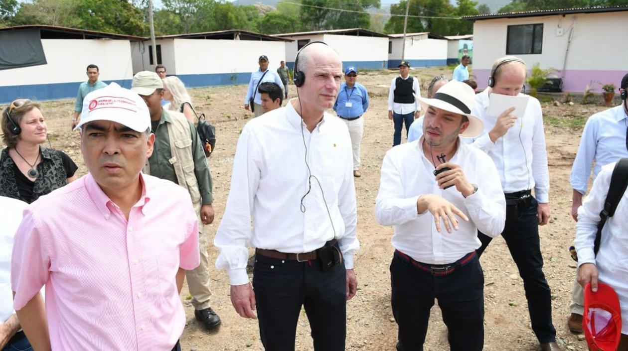 Rodrigo Rivera (i), junto al ministro de Relaciones Exteriores de Holanda, Stef Blok (c),