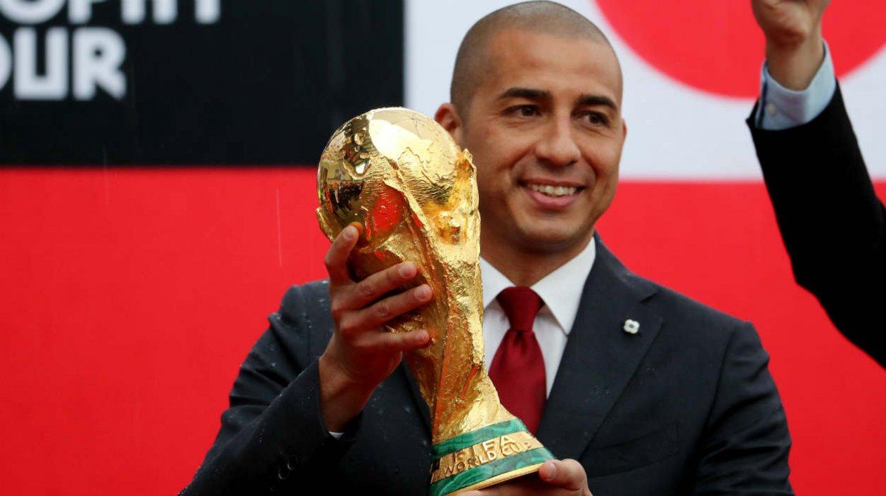 David Trezeguet sostiene el trofeo de la Copa del Mundo. 