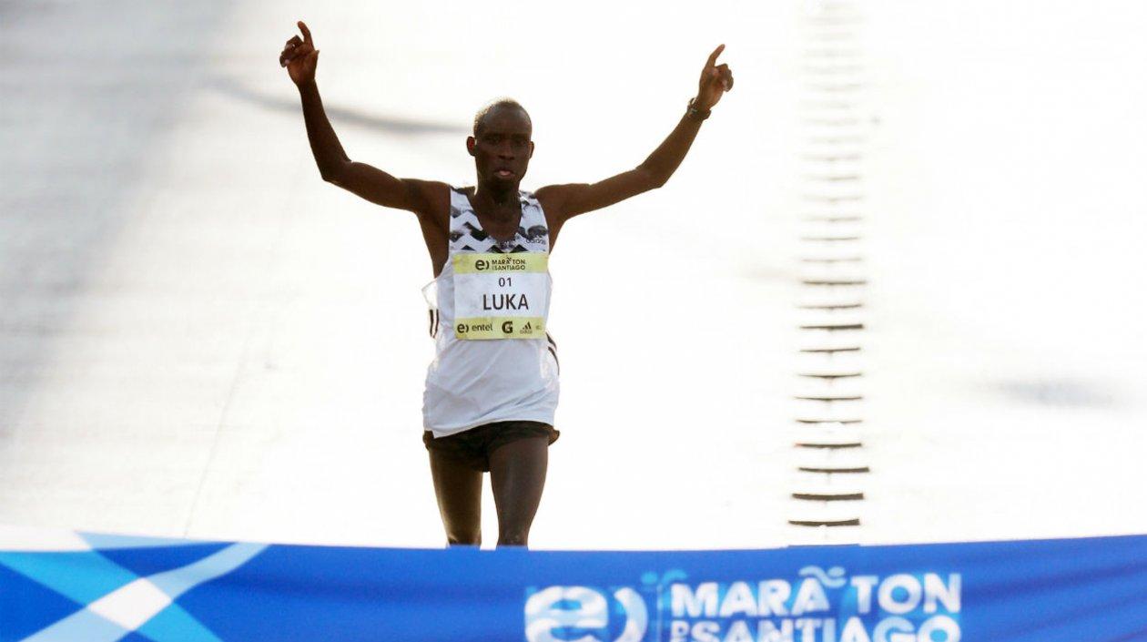  Luka Lobuwan se impone en la meta. 