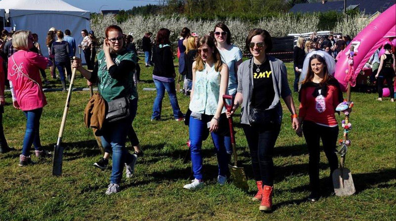 Los asistentes desenterraron juguetes sexuales, al estilo de los huevos de pascua.