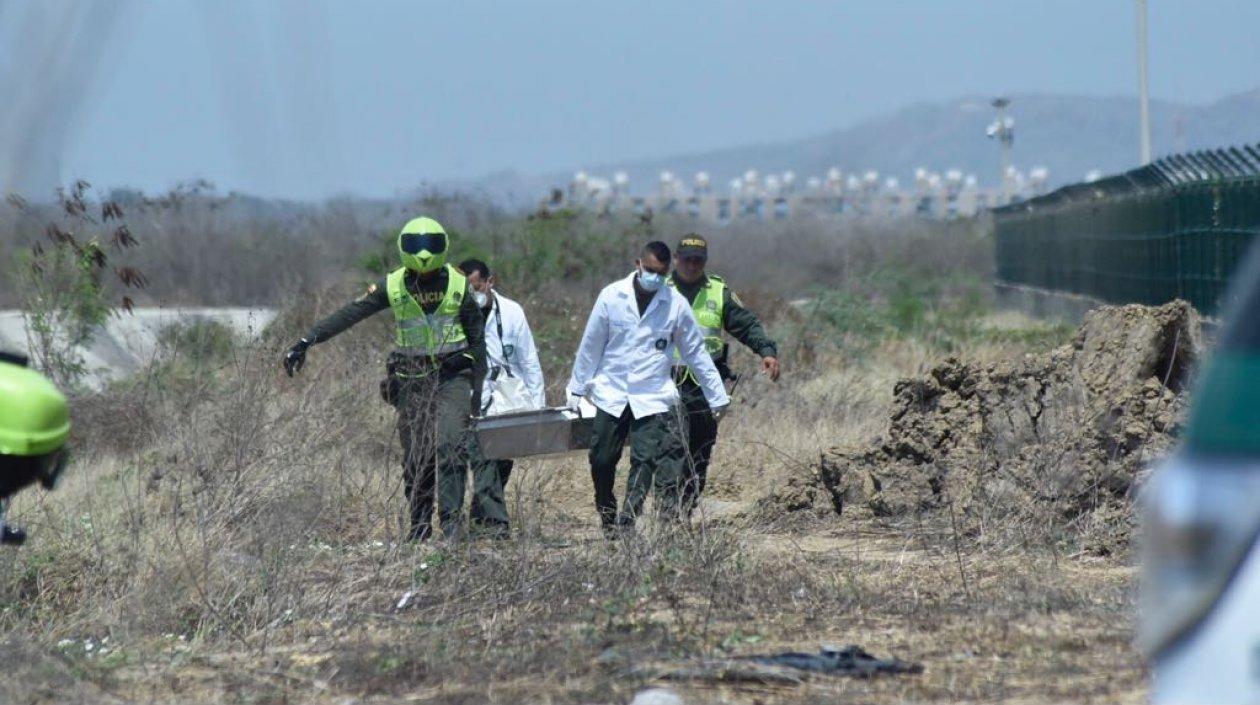 Momento del levantamiento del cuerpo hallado por una trocha en la Circunvalar.