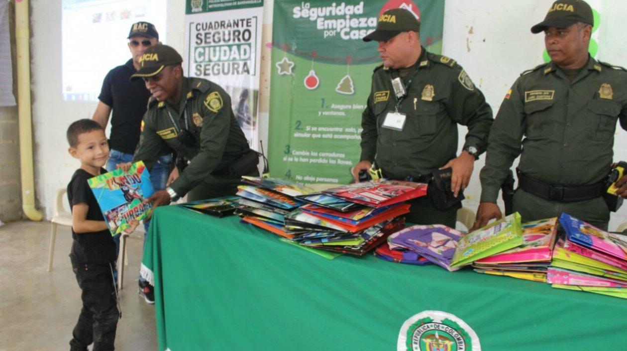 Momentos de la entrega de los kits escolares.
